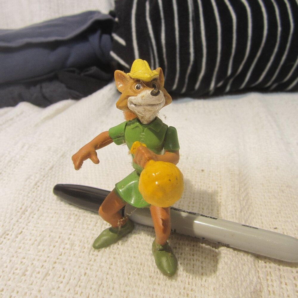 VTG 1995 DISNEY ROBIN HOOD TOY W/BUSHY TAIL & SACK OF MONEY